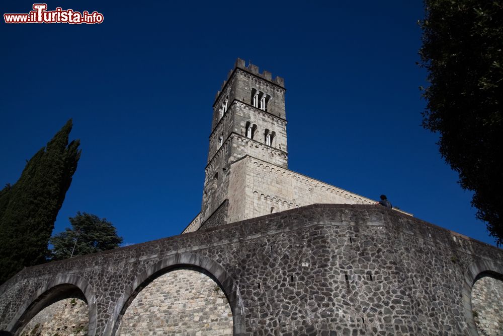 Immagine Veduta dal basso della cattedrale di Barga, Lucca, Toscana. Si tratta di un edificio religioso romanico del X° secolo.