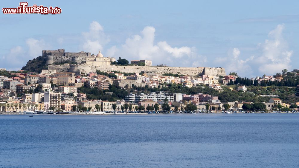 Immagine Veduta dal mare del castello e della cittadella di Milazzo, Sicilia. Di proprietà comunale, il castello cittadino, assieme all'area compresa nelle mura spagnole, rappresenta la cittadella fortificata più estesa di tutta la Sicilia con una superficie di 7 ettari e circa 12 mila metri quadrati occupati da edifici.