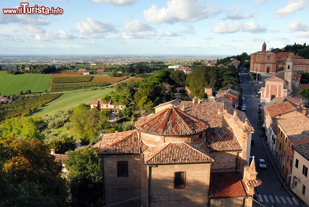 Immagine Veduta dall'alto del borgo di Longiano, Appennino cesenate, Emilia-Romagna