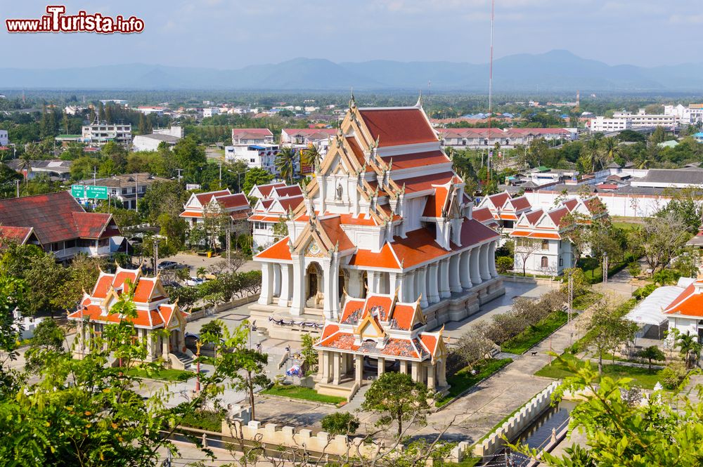 Immagine Veduta dalla cima della collina Khao Chong Krachok sulla città di Prachuap Khiri Khan, Thailandia.