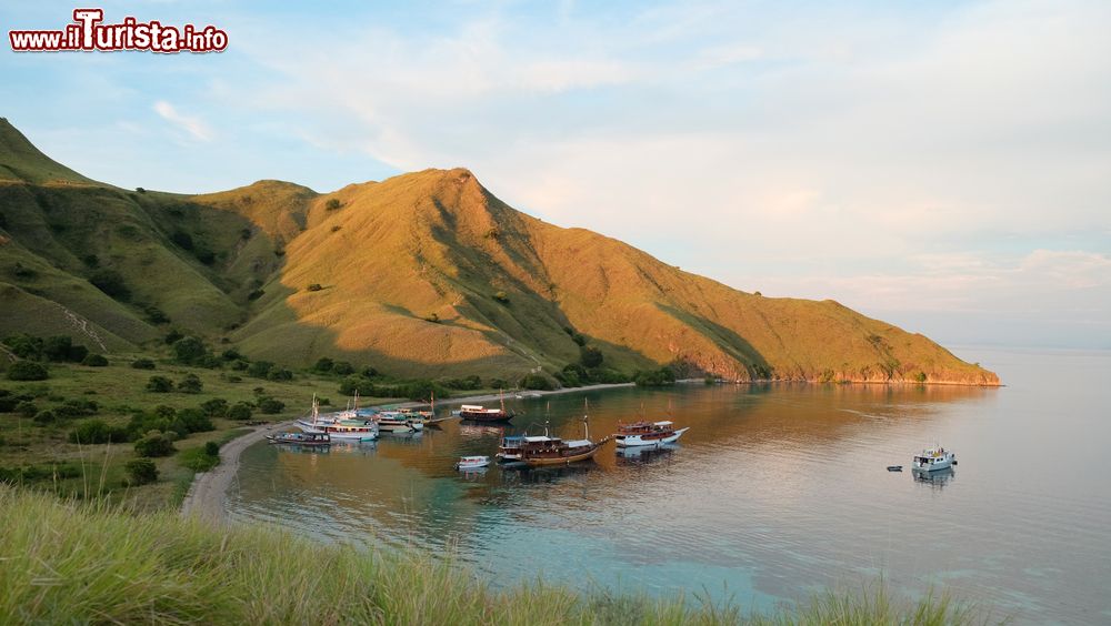 Immagine Veduta dalla cima dell'isola di Gili Lawa, Indonesia. Gli scorci panoramici che si possono ammirare da qui sogni degni di una classica cartolina dei tropici.