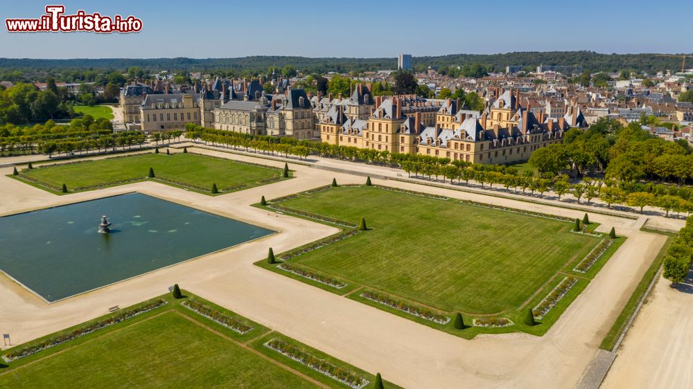 Immagine Veduta dall'alto dei giardini del castello medievale di Fontainebleau nei pressi di Parigi (Francia).