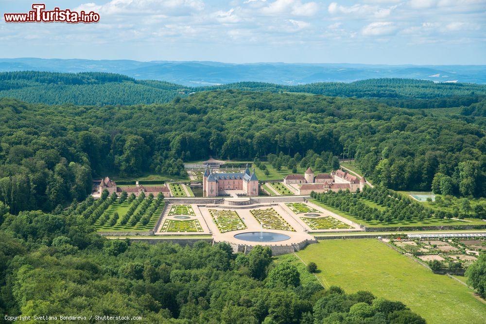 Immagine Veduta dall'alto del castello medievale di Cormatin, Francia. Edificato nel XVII° secolo, questo suggestivo maniero circondato da fossati è immerso nella natura incontaminata della Borgogna - © Svetlana Bondareva / Shutterstock.com