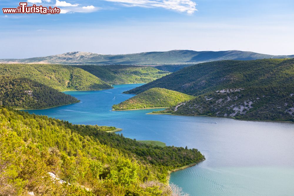 Immagine Veduta dall'alto del fiume Krka nel Parco Nazionale di Krka, Dalmazia, Croazia. Costituito nel 1985, questo parco naturale copre un'area di 109 chilometri quadrati lungo la parte più spettacolare del corso del fiume Krka.