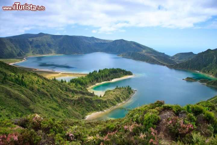 Immagine Veduta dall'alto del Lagoa do Fogo sull'isola di Sao Miguel, Azzorre. Questo bacino si è formato nella cavità delle montagne in seguito a un'eruzione vulcanica avvenuta nel XVI° secolo - © 92407054 / Shutterstock.com