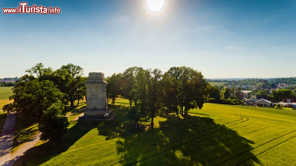 Immagine Veduta dall'alto della Bismarckturm di Augusta, Germania, immersa nella campagna.