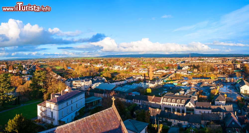 Immagine Veduta dall'alto della città di Kilkenny e della Black Abbey, Irlanda. La bella chiesa domenicana risale al XIII° secolo. L'Abbazia Nera venne fondata da Guglielmo il Maresciallo, conte di Pembroke, e deve il suo nome all'abito scuro dei monaci.