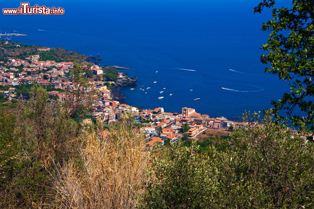 Immagine Veduta dall'alto della cittadina di Aci Castello, Sicilia. I mesi estivi sono perfetti non solo per fare lunghe nuotate nelle acque che lambiscono questa località balneare ma anche per passeggiate nella natura incontaminata.