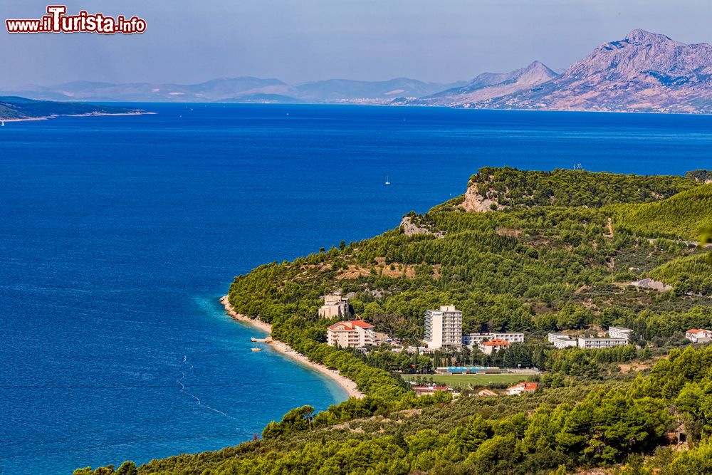 Immagine Una bella veduta dall'alto della cittadina turistica di Tucepi, Crozia. Siamo sulla costa del Mare Adriatico.