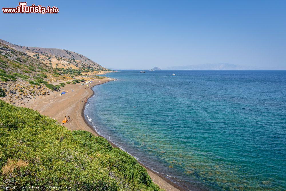 Immagine Veduta dall'alto della spiaggia di Pachia Ammos Beach, isola di Nisyros, Dodecaneso, in una giornata estiva - © Tom Jastram / Shutterstock.com