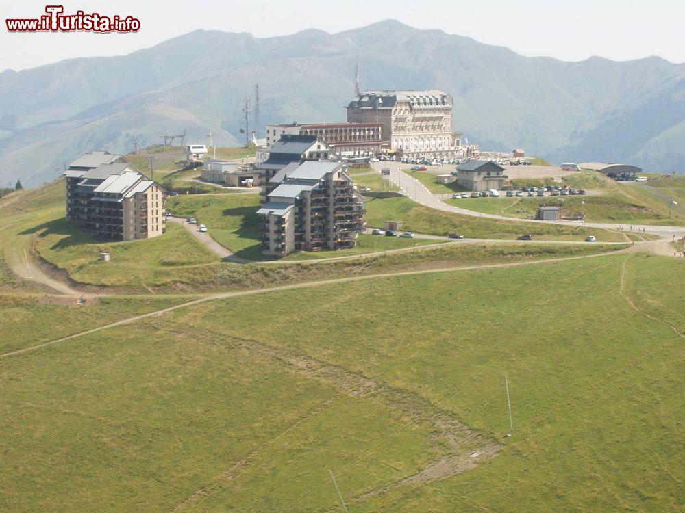 Immagine Veduta dall'alto della stazione sciistica di Superbagneres, dipartimento dell'Alta Garonna (Francia) - © AchilleT, Link