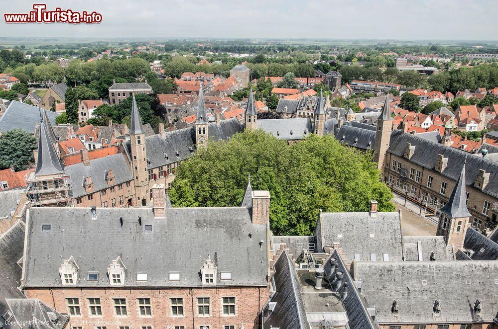 Immagine Veduta dall'alto dell'Abdijplein (Abbey Square) a Middelburg, Olanda. I suoi edifici medievali, visti dalla torre Lange Jan, ospitano museo e governo provinciale - © Frans Blok / Shutterstock.com