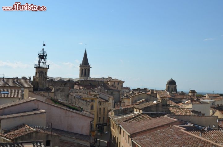 Immagine Veduta dall'alto del centro di Carpentras, Francia. La foto è stata scattata dalle mura cittadine.