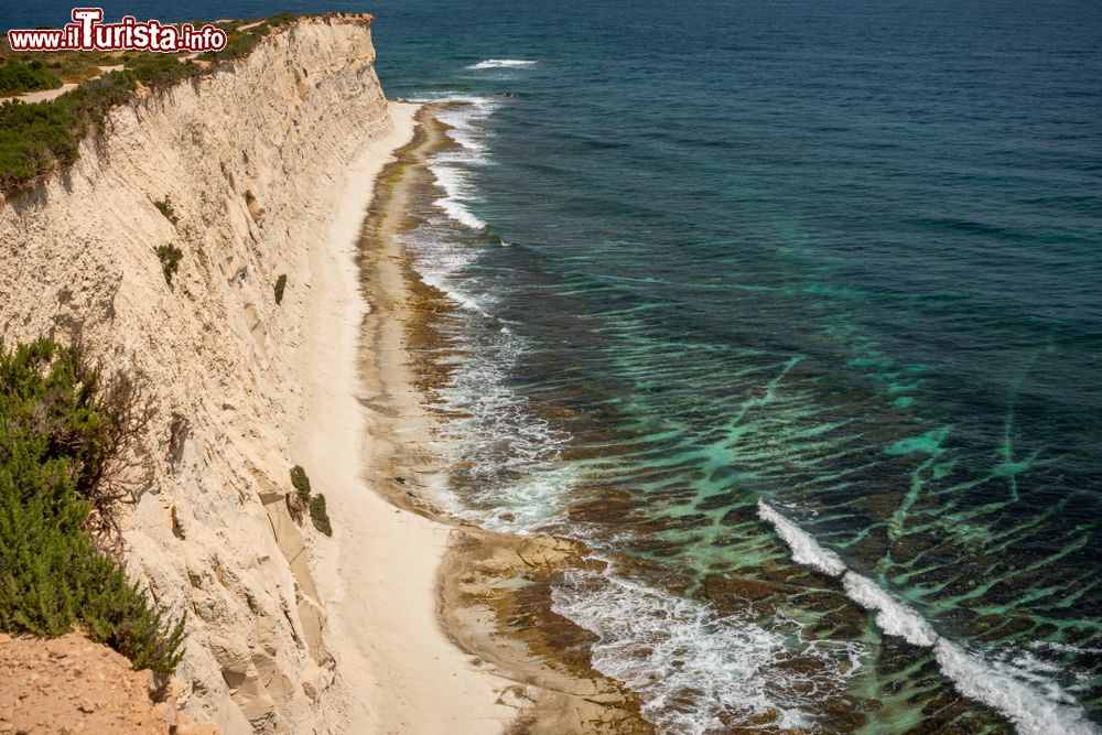 Immagine Veduta dall'alto delle scogliere di Marsascala, isola di Malta.