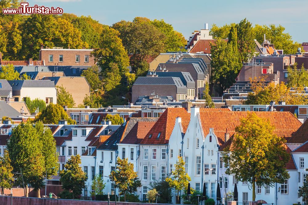 Immagine Veduta dall'alto di antiche case olandesi nel centro di Nijmegen.