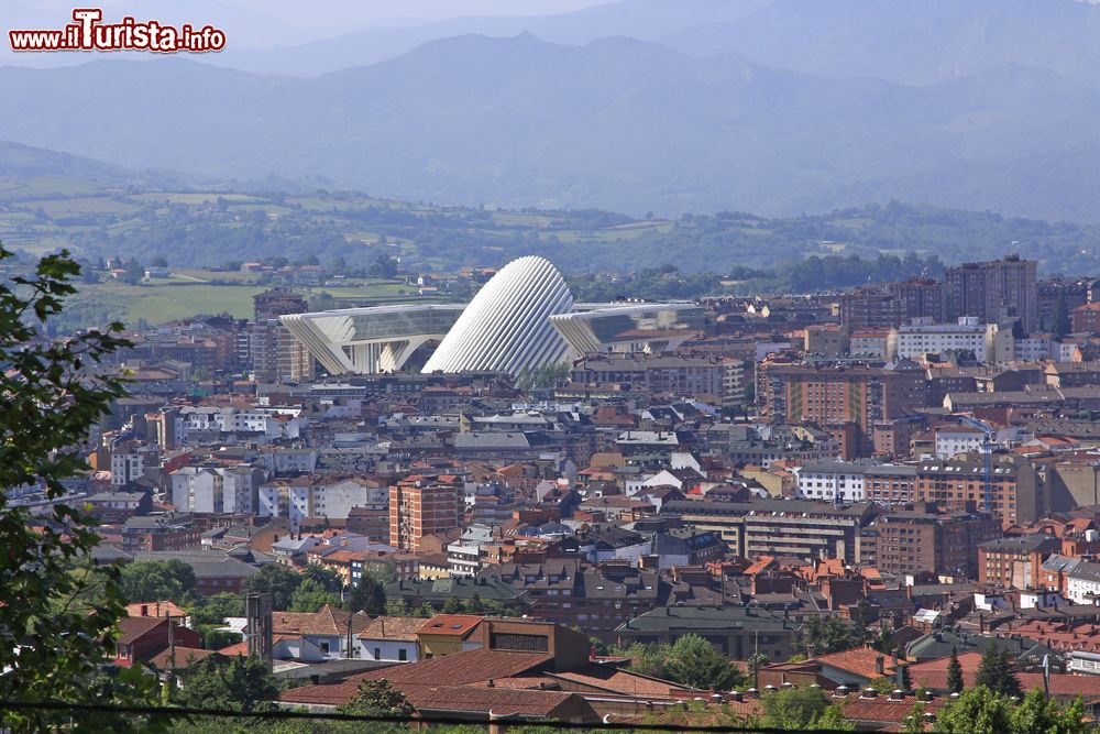 Immagine Veduta dall'alto di Oviedo, Asturie, Spagna. Famosa anche per la sua università, questa cittadina del nord della Spagna è considerata la più antica di fede cristiana di tutto il paese.