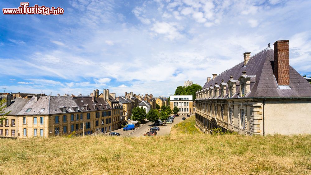 Immagine Veduta dall'alto di Piazza del Castello a Sedan, Francia, in estate.