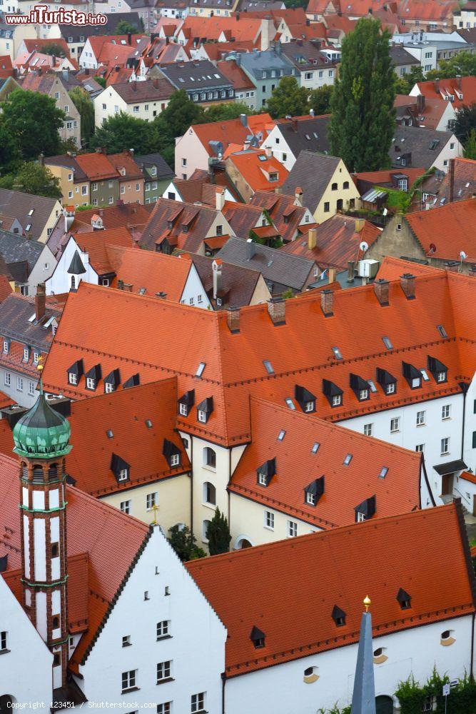 Immagine Veduta dall'alto di Piazza del Municipio a Augusta, Germania. La fondazione della città risale al 15 a.C. all'epoca dell'imperatore Augusto - © 123451 / Shutterstock.com