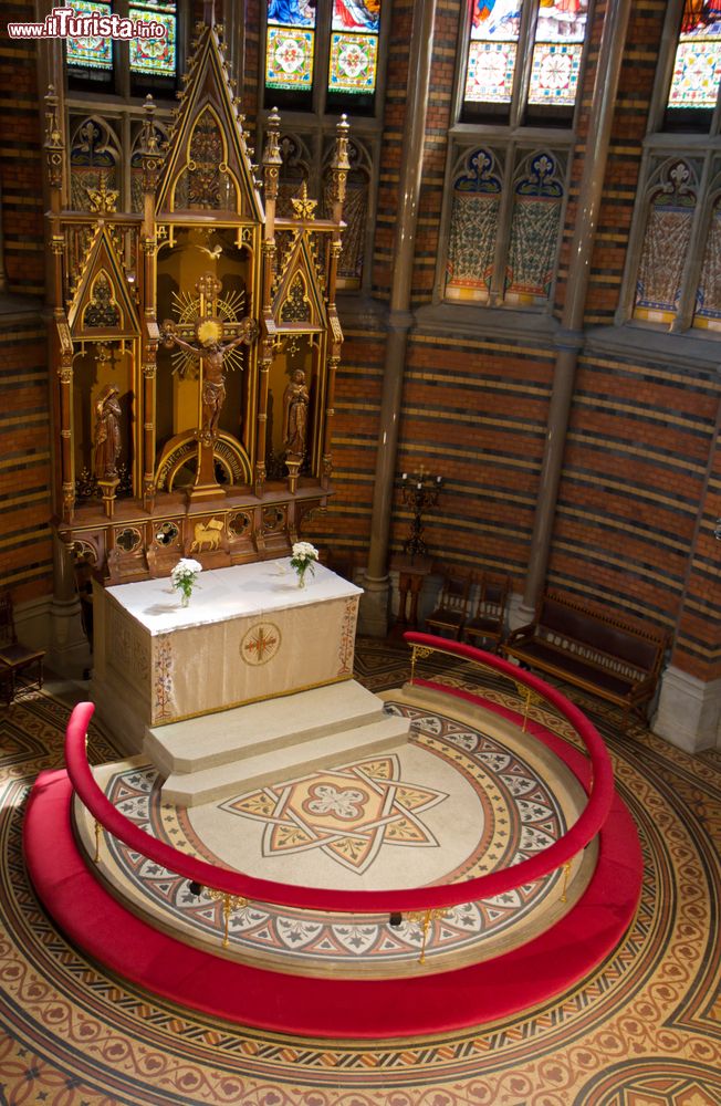 Immagine Veduta dall'alto di un altare in una chiesa di Lund, Svezia. Di particolare pregio le decorazioni lignee con il Crocifisso e le vetrate.