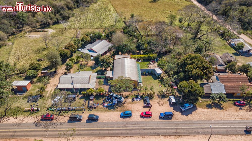 Immagine Veduta dall'alto di un mercatino delle pulci a Colonia Independencia, Paraguay. Siamo a circa 180 km dalla capitale Asuncion, nel dipartimento di Guiarà.