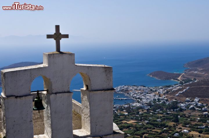 Immagine Veduta dall'alto di una collina dell'isola di Serifos, Grecia. Spiagge selvagge e negozi in cui acquistare squisiti prodotti della gastronomia locale: questo, e molto altro, caratterizza Serifos, l'isola più sconosciuta delle Cicladi - © kokixx / Shutterstock.com