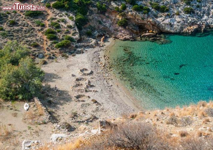 Immagine Veduta dall'alto di una spiaggia di Syros, arcipelago delle Cicladi, Grecia - © Korpithas / Shutterstock.com