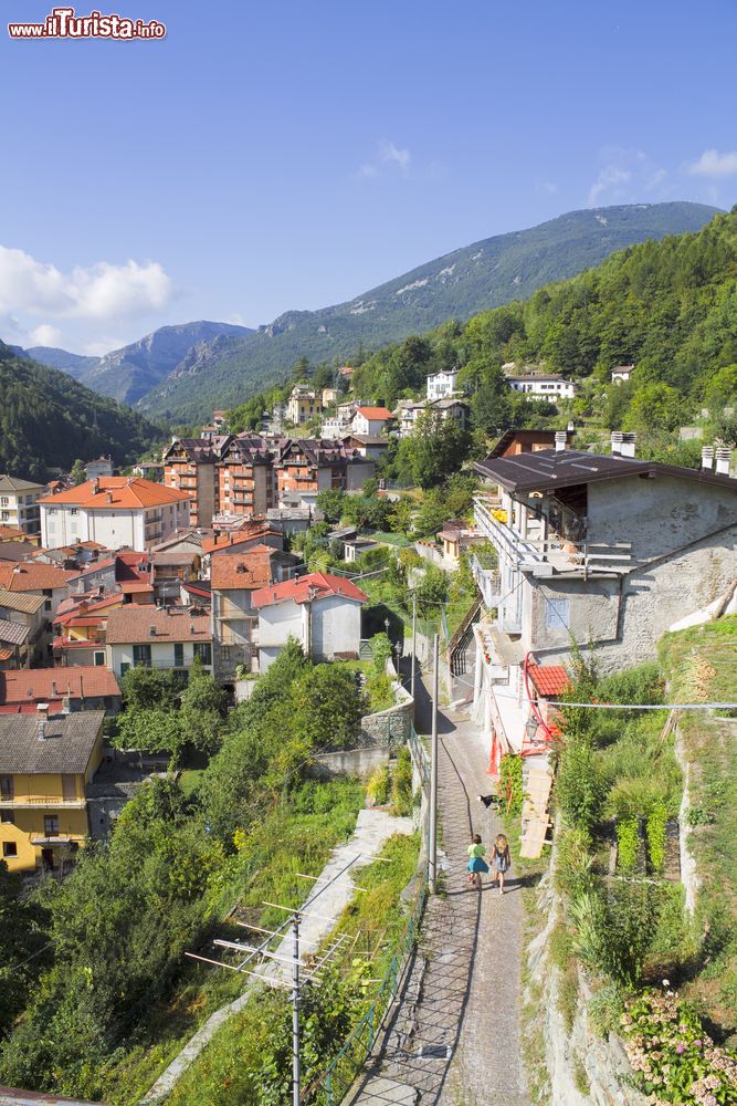 Immagine Veduta dall'alto sulla città di Ormea, Piemonte, Italia.