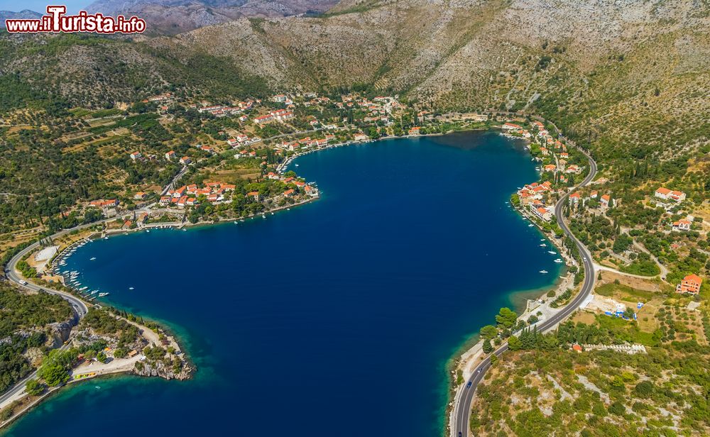 Immagine Veduta dall'elicottero della laguna di Zaton nei pressi di Dubrovnik, Croazia. Il borgo si affaccia sulle sponde di quest'acqua dal blu intenso.