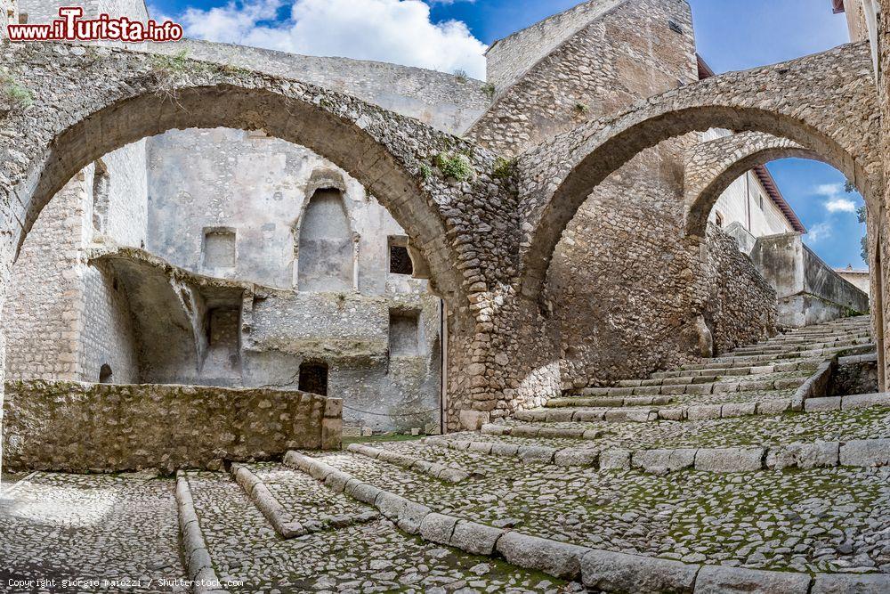 Immagine Veduta degli archi al castello di Caetani a Sermoneta, Lazio - © giorgio maiozzi / Shutterstock.com