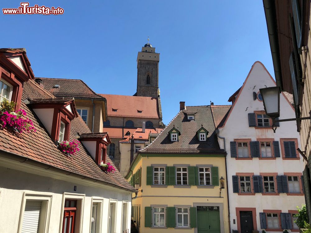 Immagine Veduta dei tetti di Bamberga con la chiesa Obere Pfarre sullo sfondo, Germania.