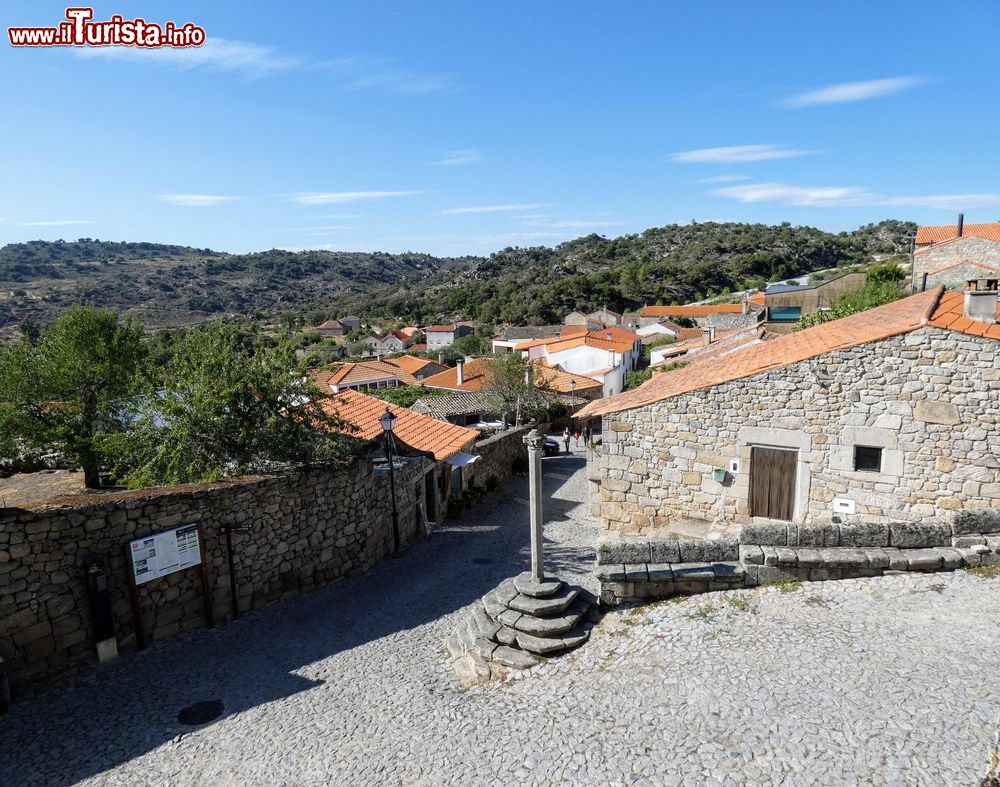 Immagine Veduta dei tetti di Marialva, cittadina del Portogallo. Antica strada di pellegrinaggio, questa località prenderebbe il nome da tale Maria Alva, amante del re del Portogallo Alfonso II°, a cui il sovrano avrebbe regalato il villaggio.