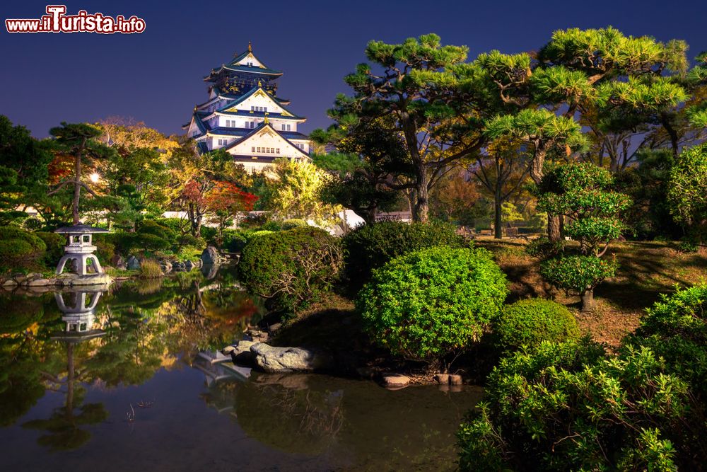 Immagine Veduta del castello di Osaka illuminato durante la notte, Giappone.