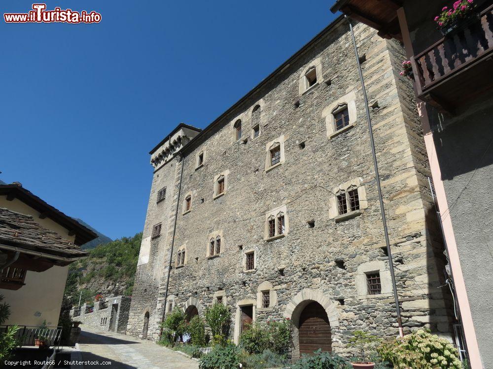 Immagine Veduta del castello medievale di Avise, Valle d'Aosta: si tratta di una casaforte alla quale venne aggiunta una torre quadrata leggermente più alta del resto dell'edificio - © Route66 / Shutterstock.com