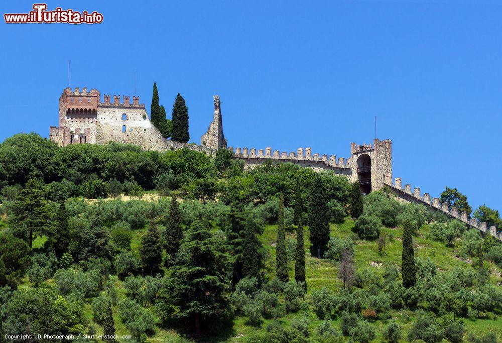 Immagine Veduta del Castello Superiore a Marostica, Veneto. Dalla sommità della collina si gode un suggestivo panorama sull'intera valle sino ai Colli Euganei - © JD Photograph / Shutterstock.com