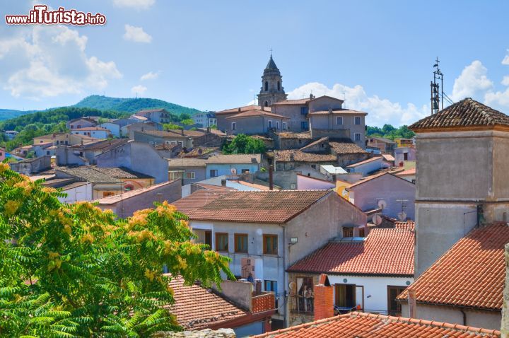 Immagine Veduta del centro abitato di Satriano di Lucania, Basilicata, con la torre campanaria sullo sfondo - © Mi.Ti. / Shutterstock.com