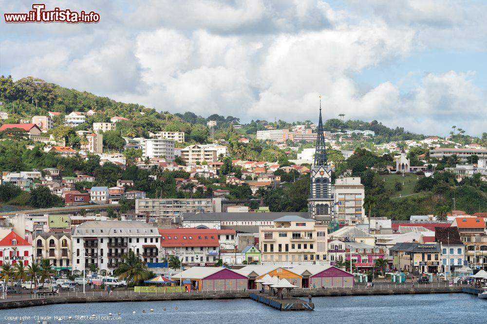 Immagine Veduta del centro città di Fort-de-France, isola di Martinica. Siamo in una delle destinazioni turistiche più popolari dei Caraibi soprattutto nei mesi invernali - © Claude Huot / Shutterstock.com