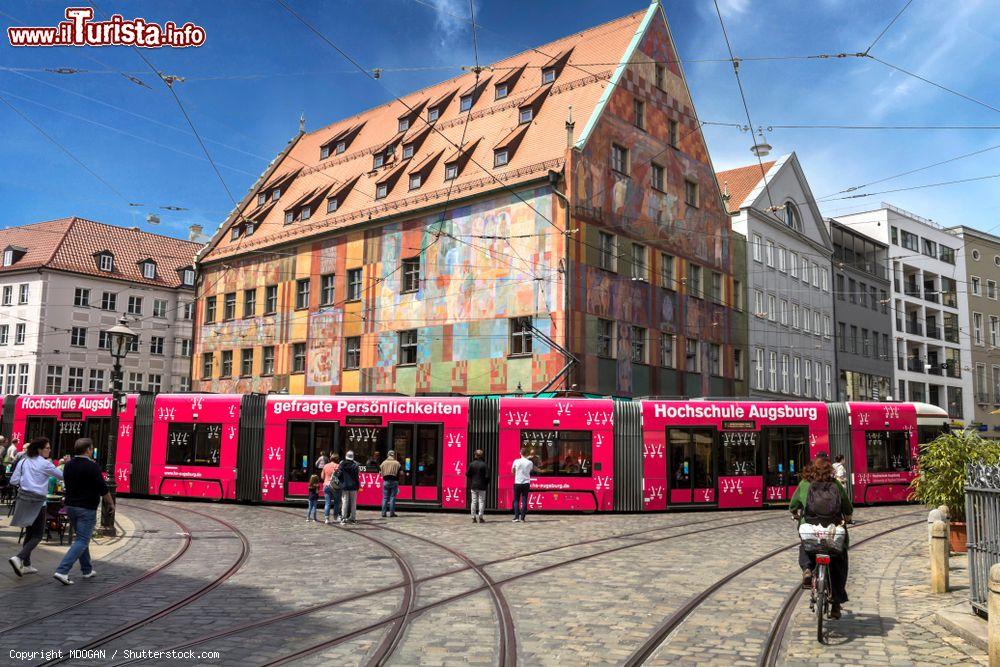Immagine Veduta del centro di Augusta con la Weberhaus e un tram rosso in transito, Germania - © MDOGAN / Shutterstock.com