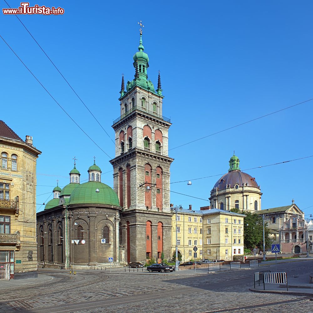 Immagine Veduta del centro di Lviv: la chiesa ortodossa dell'Assunzione con la Torre Korniakt e la chiesa cattolica dominicana (Ucraina). 