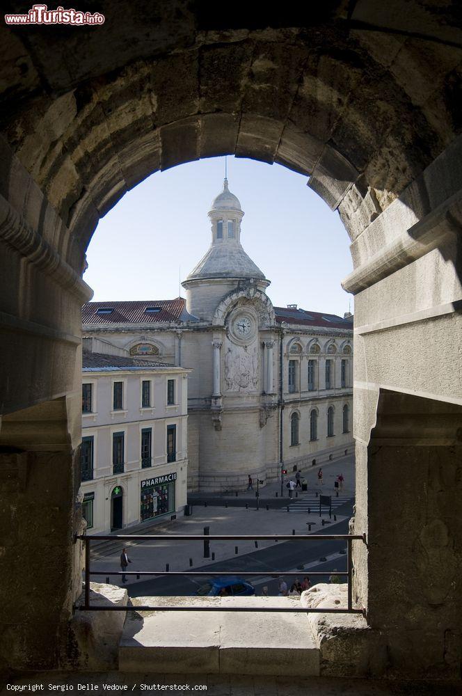 Immagine Veduta del centro storico di Nimes attraverso l'arena romana, Francia - © Sergio Delle Vedove / Shutterstock.com