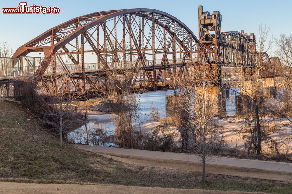 Immagine Veduta del Clinton Presidential Park Bridge a Little Rock, Arkansas (USA). E' uno dei "six bridges" della città americana.