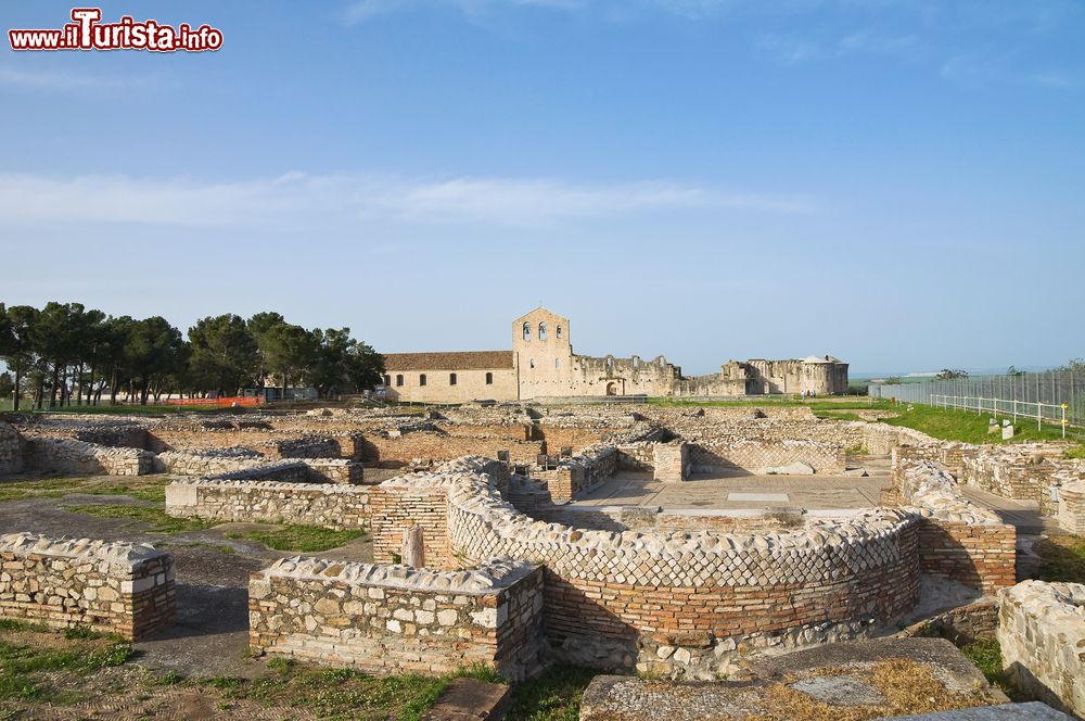 Immagine Veduta del complesso religioso della SS. Trinità a Venosa, Basilicata. Costruito dove un tempo sorgeva un tempio dedicato a Imene, ospita due chiese: quella vecchia con la tomba degli Altavilla e quella nuova che non fu però mai portata a termine.