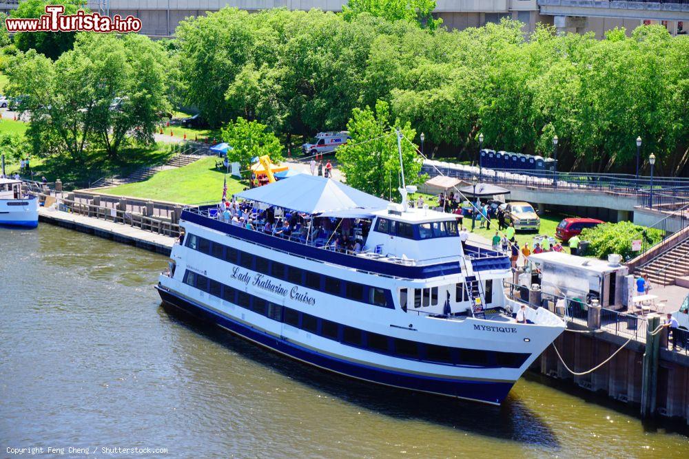 Immagine Veduta del fiume Connecticut a Hartford, America, con una barca da crociera - © Feng Cheng / Shutterstock.com