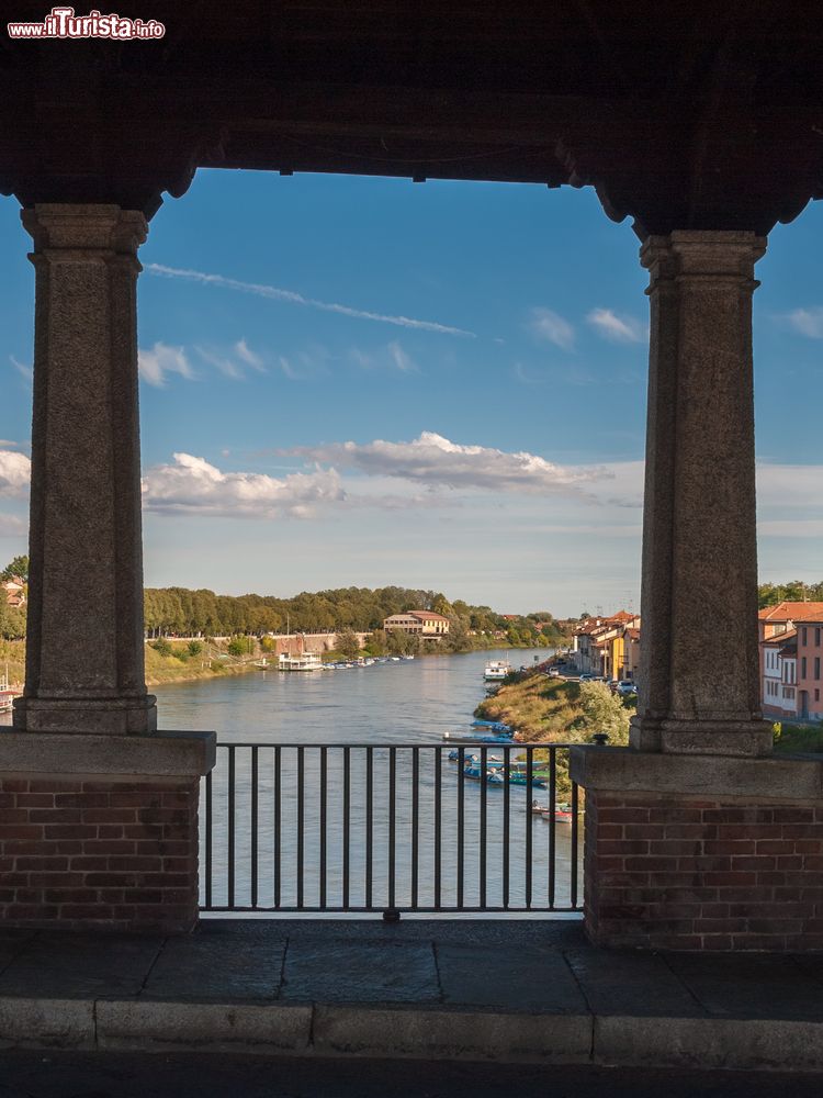 Immagine Veduta del fiume Ticino a Pavia (Lombardia) dal Ponte Coperto. Questo ponte collega il centro storico e il resto della città con Borgo Ticino. Si presenta con 5 arcate ed è completamente coperto con due portali alle estremità.