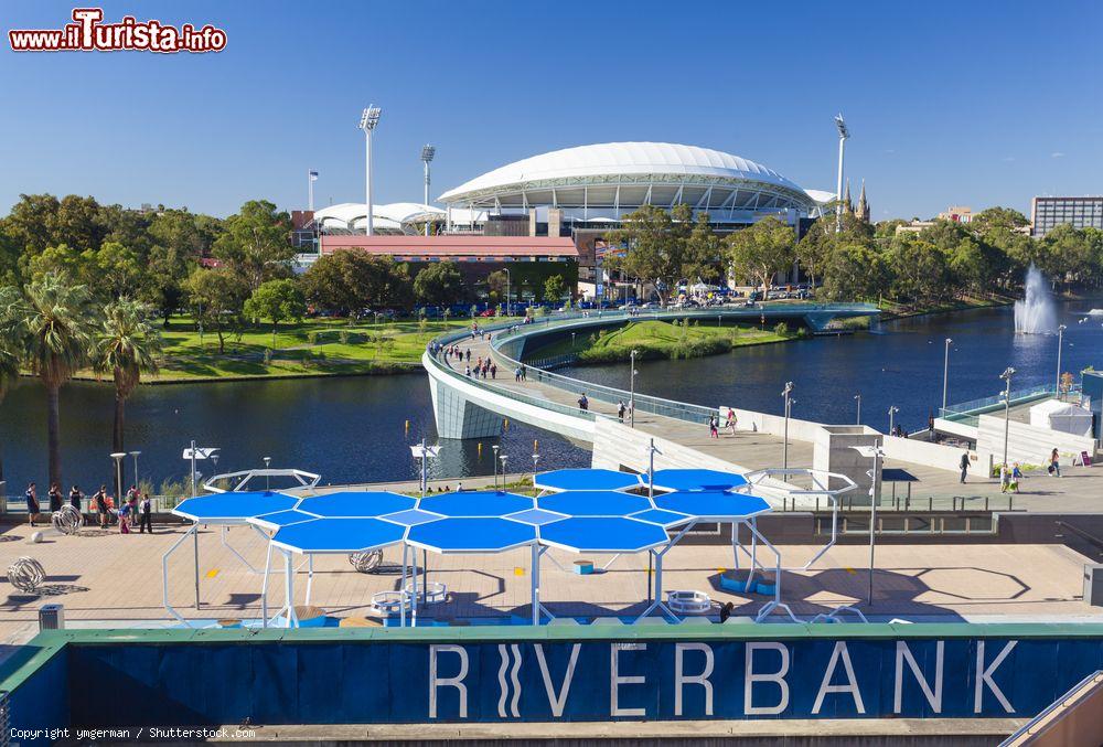 Immagine Veduta del fiume Torrens e dell'Adelaide Oval, Australia. Sono due simboli della città oltre che due frequentate attrazioni turistiche - © ymgerman / Shutterstock.com