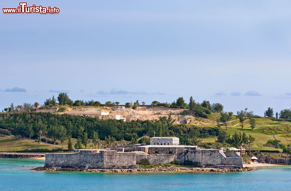Immagine Veduta del Forte di Santa Caterina a St. George's, Bermuda. Questa fortificazione si trova sulla punta nord-est dell'isola di St. George's. Venne utilizzato prima dalla milizia delle Bermuda e in seguito dalle unità regolari di artiglieria reale a partire dal 1612 e sino al XX° secolo. Oggi al suo interno ospita un museo.