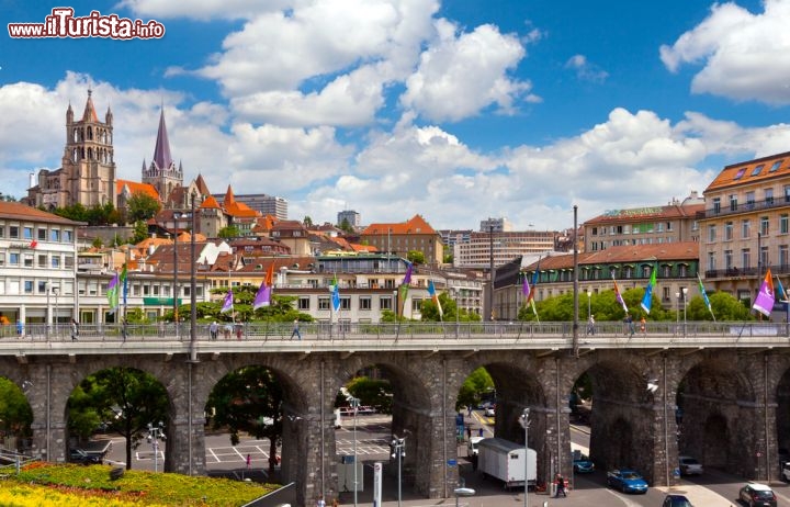 Immagine Veduta del Grand Pont e della cattedrale di Losanna, Svizzera. Chiamato inizialmente Pont Pichard, questo ponte attraversa la vallata di Flon. Largo 10 metri prevedeva sin dall'origine due marciapiedi laterali, caratteristica inusuale all'epoca della costruzione perchè la strada era considerata uno spazio pubblico - © Olgysha / Shutterstock.com