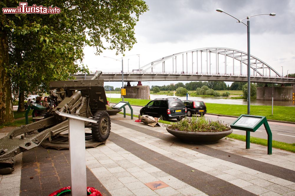 Immagine Veduta del John Frost Bridge di Arnhem, Olanda: il ponte deve il nome al maggiore John Dutton Frost che comandò le forze britanniche che lo raggiunsero e difesero durante la battaglia del 1944.