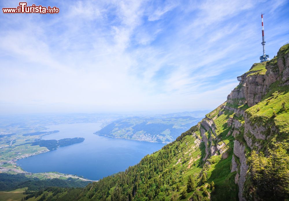 Immagine Veduta del lago di Lucerna dalla vetta del Rigi Kulm, Svizzera. Con i suoi 1798 metri di altezza sul livello del mare, il Rigi Kulm è la cima più alta del Rigi.