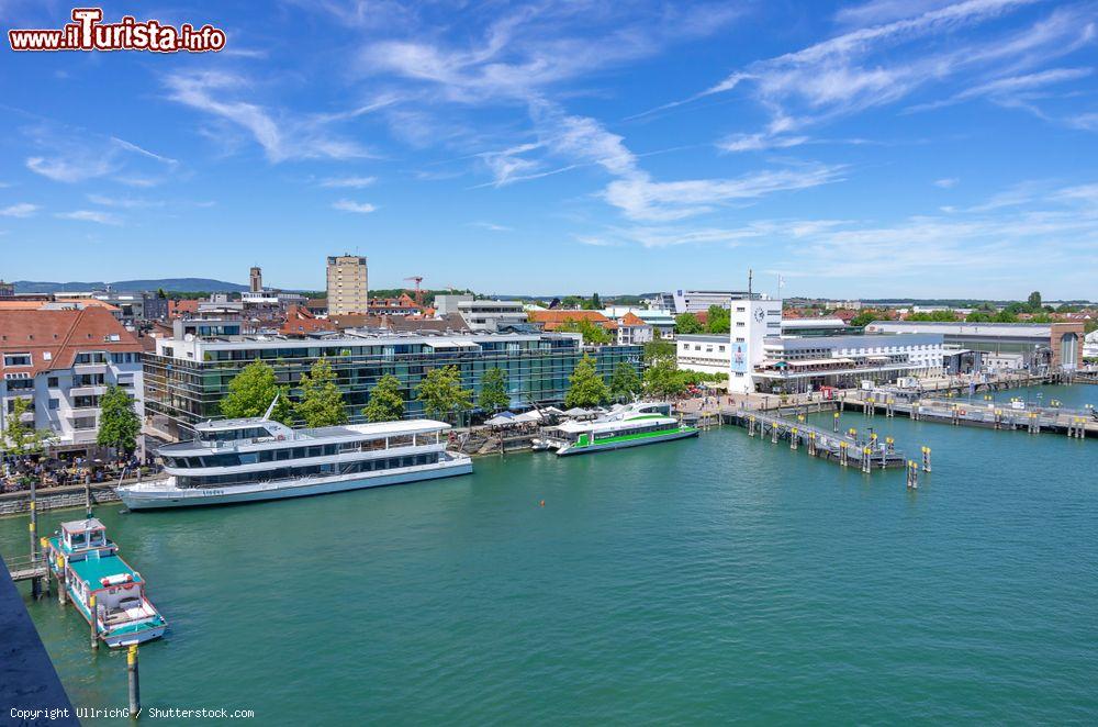 Immagine Veduta del lungolago a Friedrichshafen, Germania, con passeggiata e navi ormeggiate - © UllrichG / Shutterstock.com