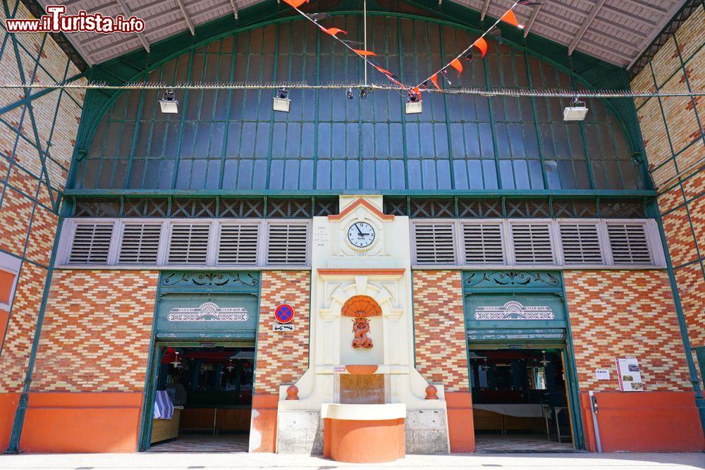 Immagine Veduta del mercato Les Halles a Saint-Jean-de-Luz, Francia, con la sua particolare decorazione della facciata - © EQRoy / Shutterstock.com